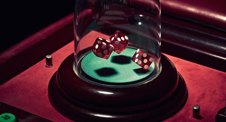 Người cá cược sử dụng 3 xúc sắc đánh số từ 1 đến 6 Người cá cược sử dụng 3 xúc sắc đánh số từ 1 đến 6