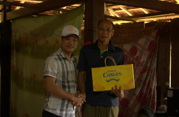 Đoàn trao tặng tận tay mọi người những món quà ý nghĩa Đoàn trao tặng tận tay mọi người những món quà ý nghĩa