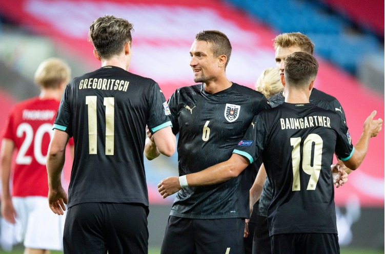 Đội hình ra sân của đội tuyển Áo và Ba Lan Đội hình ra sân của đội tuyển Áo và Ba Lan